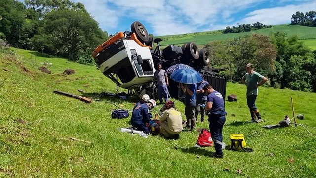 Motorista fica em estado gravíssimo após caminhão tombar em estrada rural de Cascavel