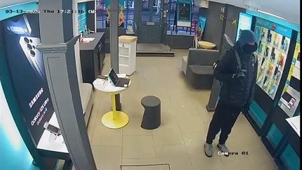 Attempted robbery at EE shop in Farnham