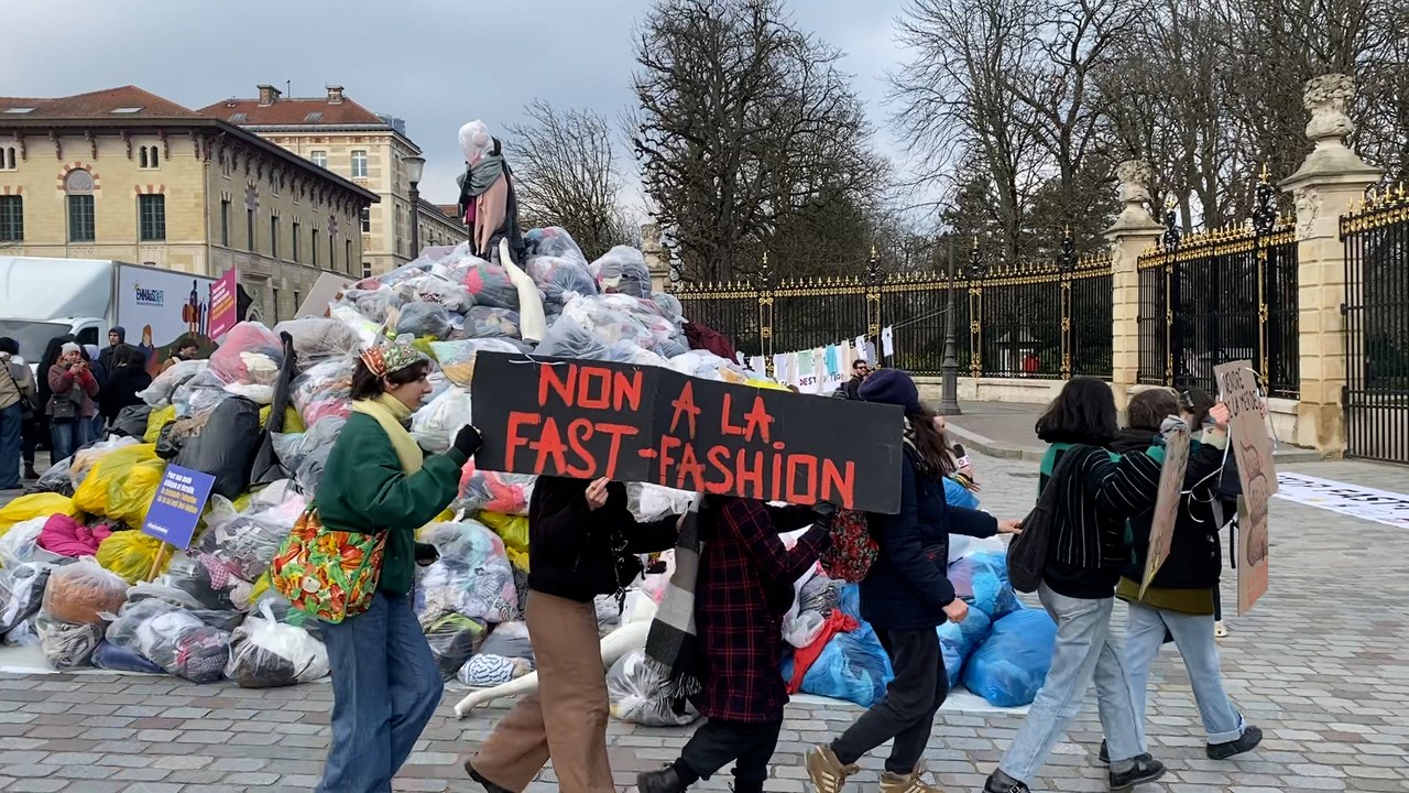 10 tonnes de vêtements jetées devant le Sénat