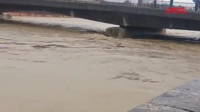 Maltempo a Pisa, l'Arno in piena fa paura: il video