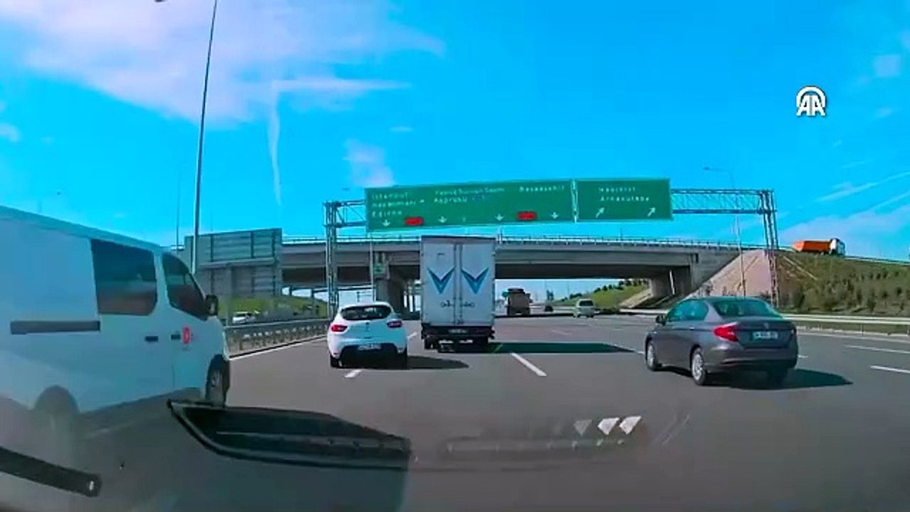 Başakşehir'de trafikte makas atma sonucu yaşanan kaza kamerada