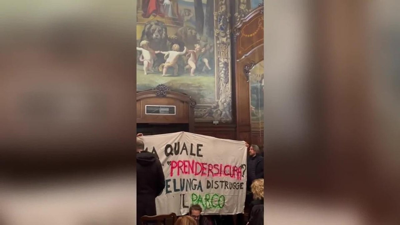 Torino, blitz in Sala Gonin a Porta Nuova per il nuovo Esselunga nel Parco davanti al Tribunale. Interrotta la presentazione del libro di De Carlo