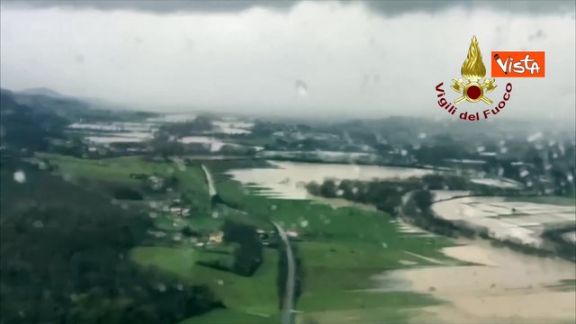 Allagamenti a Firenze, la ricognizione dall'alto con l'elicottero Drago dei Vigili del Fuoco