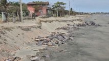 Residentes de playa El Uverito claman por solución ante erosión costera
