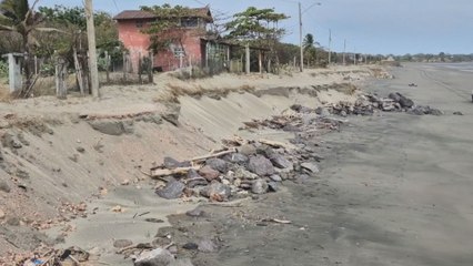 Residentes de playa El Uverito claman por solución ante erosión costera