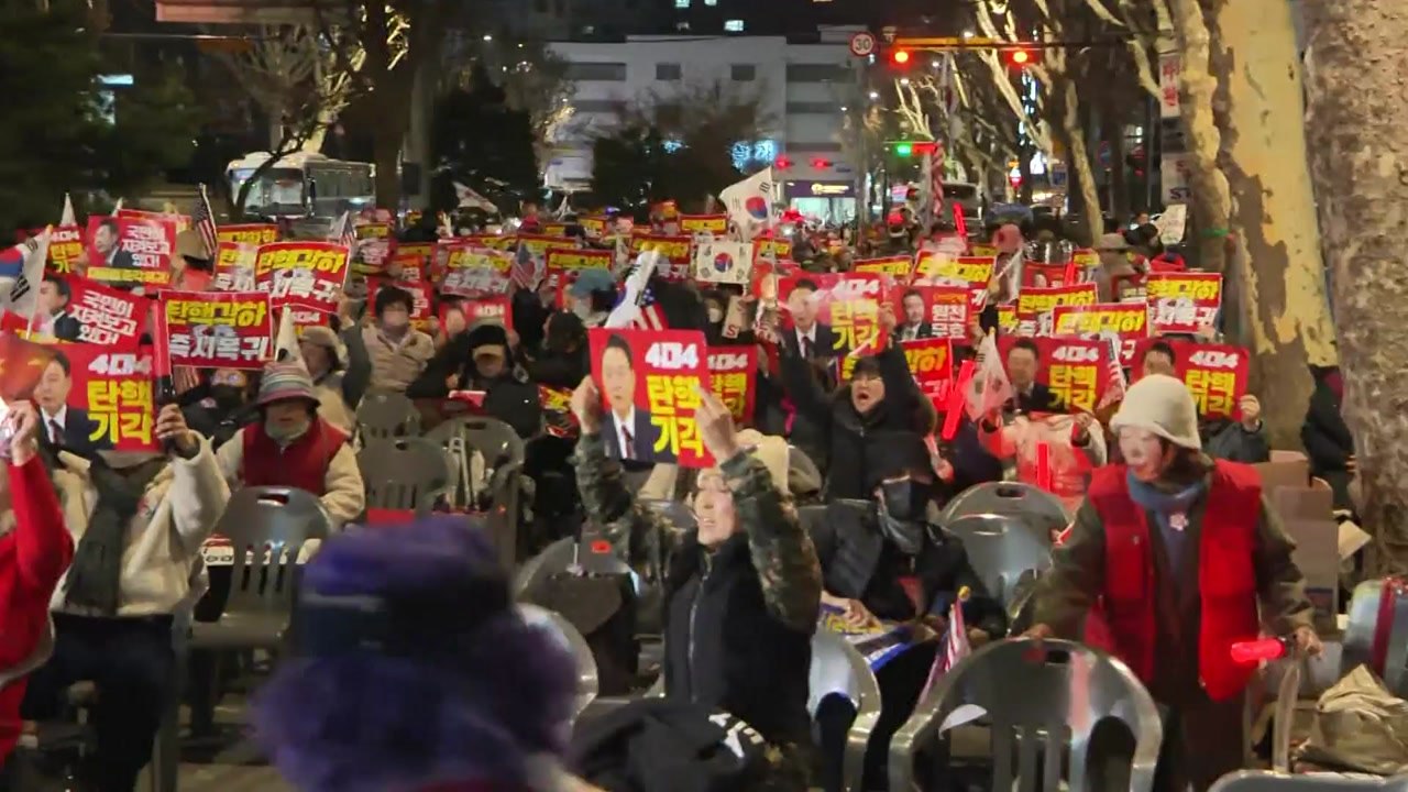 탄핵 반대 단체, 헌재 인근서 밤샘 농성 이어가 / YTN