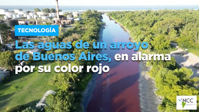 Las aguas de un arroyo de Buenos Aires, en alarma por su color rojo
