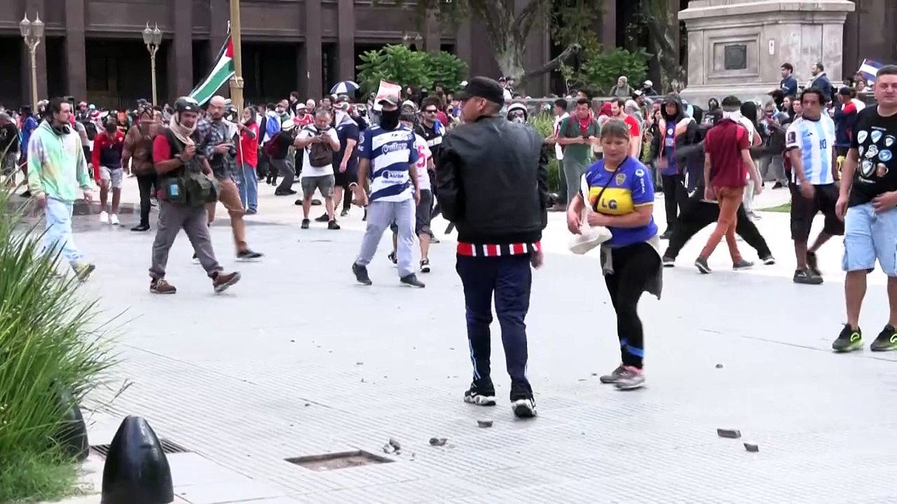 Milei promete cárcel por disturbios, tras protesta de jubilados e hinchas de fútbol