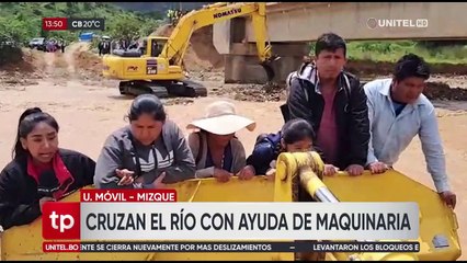 A bordo de una pala cargadora, así cruzan el río los pobladores de Mizque tras colapso de un puente