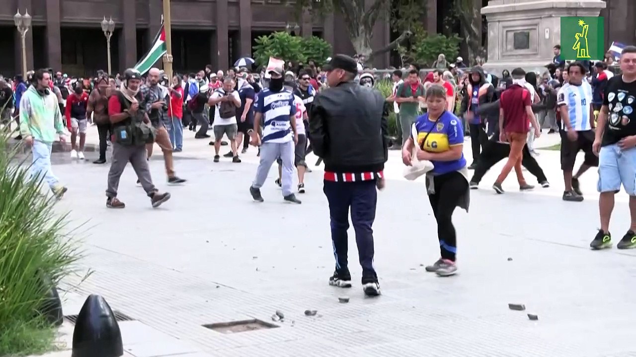 Milei promete cárcel por disturbios, tras protesta de jubilados e hinchas de fútbol