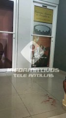 Escena del crimen: Policía resguarda oficina donde ocurrió el asesinato-suicidio