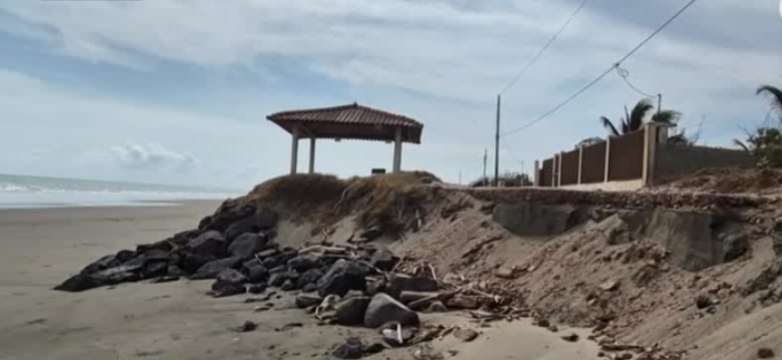 Oleajes afectan viviendas en playa El Uverito en Las Tablas