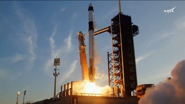 Foguete decola rumo à ISS para resgatar astronautas 'ilhados'