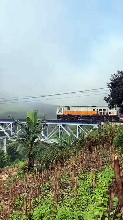 KAI Kereta Api Lodaya Jembatan Citiis Lingkar Nagreg