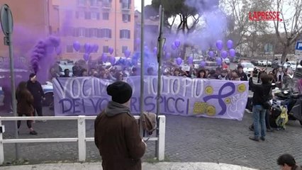 Disturbi alimentari, studenti lanciano monetine contro il ministero della Salute: «Non vogliamo i vostri spicci»