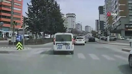 Kontrolden çıkan otomobil ortalığı savaş alanına çevirdi!