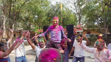 VIDEO: एसपी संजीव नैन ने किया डांस, पुलिस जवानों ने खेली होली