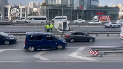 Bağcılar TEM'de kamyonet devrildi