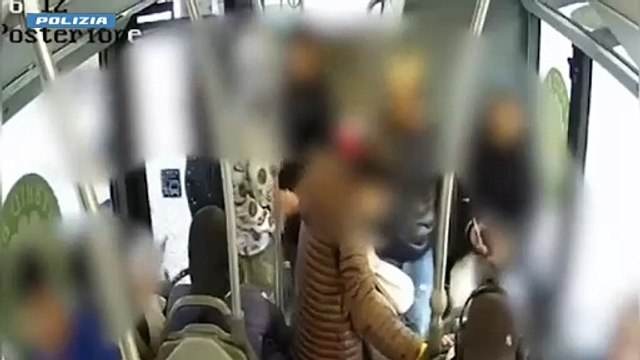 Milano, l'aggressione di una donna di 70 anni a bordo del bus 80 ripresa dalle telecamere interne