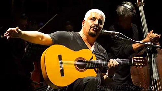 Serata omaggio a Pino Daniele: presentato il docufilm «Nero a metà» all'Auditorium sold out