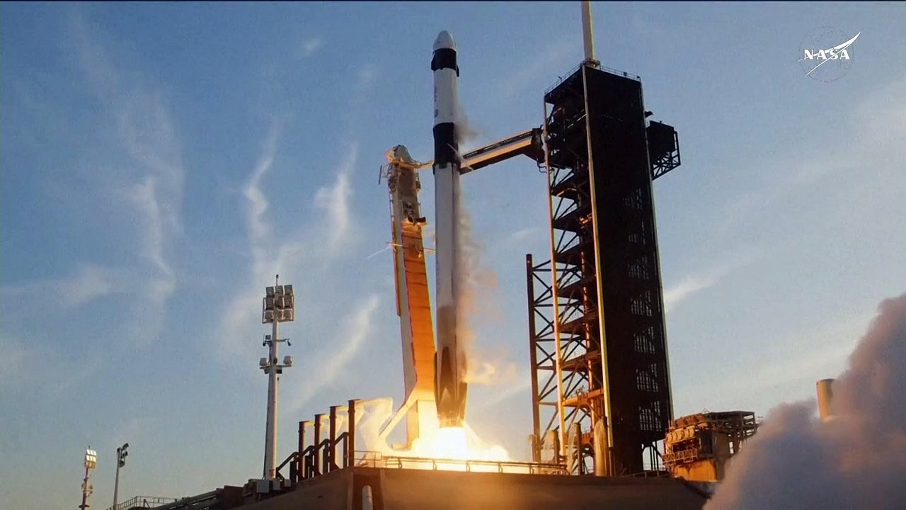 Cohete despega hacia la EEI para rescatar a astronautas varados