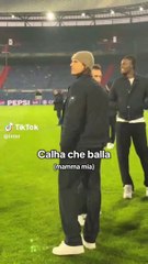 Hakan Çalhanoğlu, Michael Jackson gibi 'moonwalk' yaptı