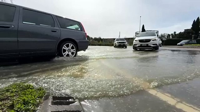 Maltempo in Toscana, la situazione nella zona Coop: strade ancora allagate