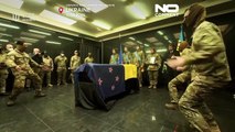 Ukraińscy żołnierze wykonują taniec haka, by uhonorować poległego nowozelandzkiego żołnierza