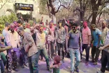 ड्यूटी निभाने के बाद अब मना रहे अपनी होली