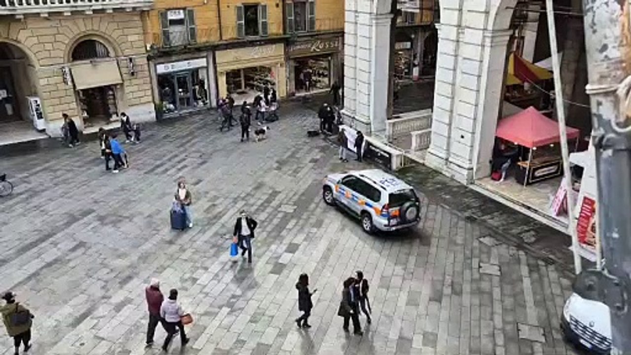 Pisa, tanti curiosi sul Ponte di Mezzo a guardare l'Arno
