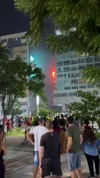 Bombeiros contaram com as chamas parcialmente estabilizadas e a evacuação do prédio pelos moradores