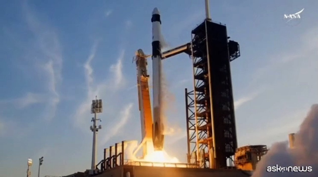 Il lancio della missione Space X per recuperare astronauti sull'Iss