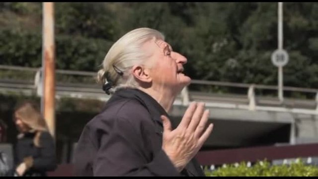 Preghiere fuori dal Gemelli a un mese dal ricovero di Papa Francesco