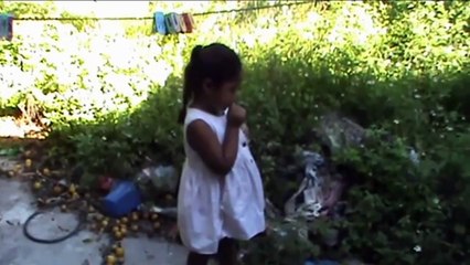 22.- ¡Jugando sin parar en el patio y con los perritos blancos!