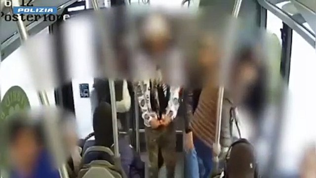 Picchiano anziana sull'autobus per rapinarla, riconosciuti dalla figlia e grazie ai video: 5 fermati