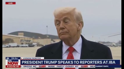 Un reportero golpea con un micro a Donald Trump