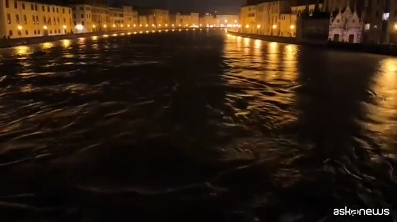 Impressionanti le immagini del fiume Arno in piena a Pisa