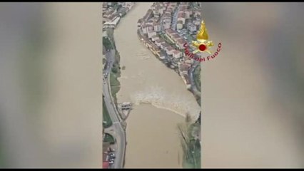 Maltempo, sorvolo dell'elicottero Vigili del Fuoco sull'Arno in piena