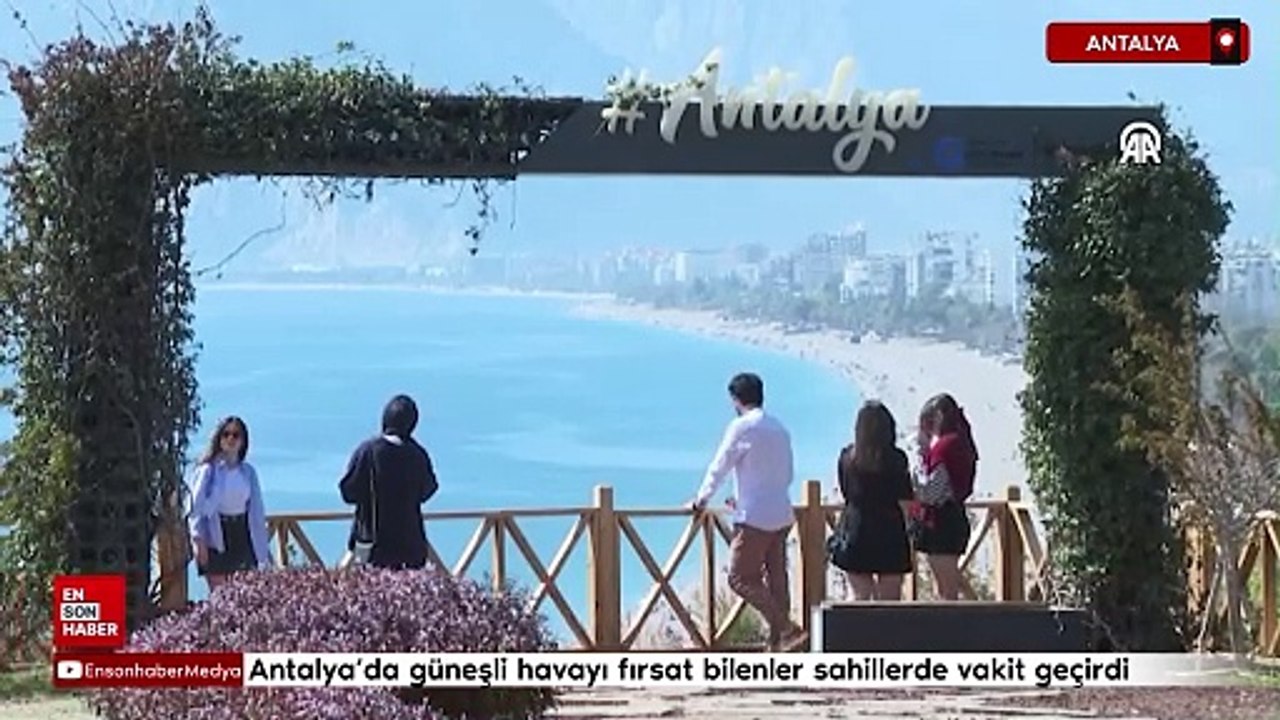 Antalya'da güneşli havayı fırsat bilenler sahillerde vakit geçirdi