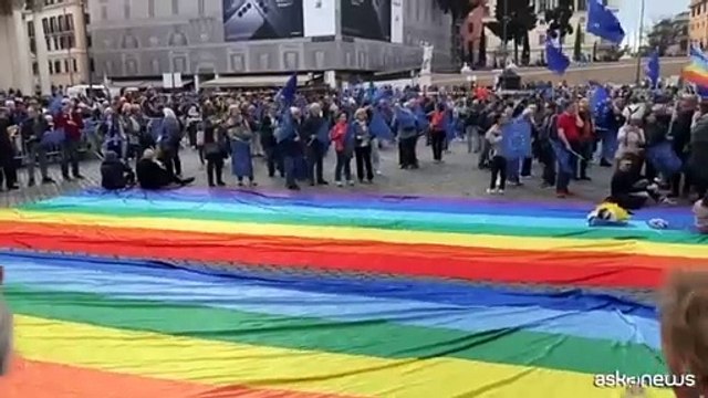 Piazza del Popolo diventa Piazza Europa, tra bandiere Ue e della pace