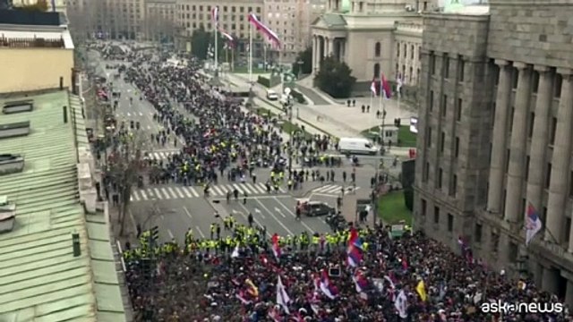 La protesta degli studenti a Belgrado, migliaia davanti a Parlamento