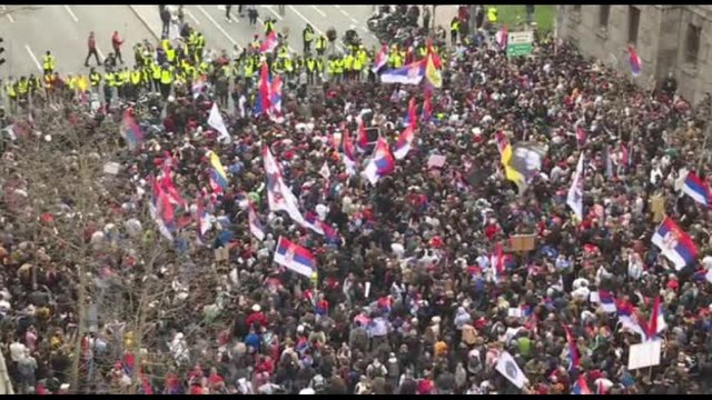 La protesta degli studenti a Belgrado, migliaia davanti a Parlamento