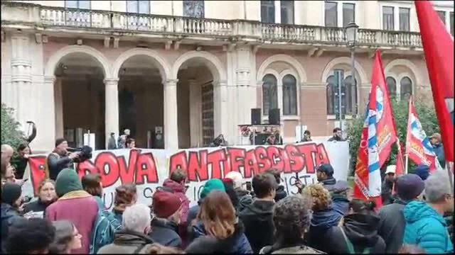 Padova, il presidio dei centro sociali davanti alla Prefettura