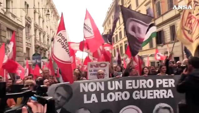 Roma, bandiere europee bruciate al corteo di Potere al popolo