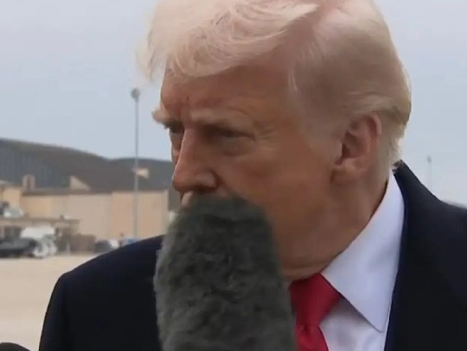 Reporterin schlägt Trump Mikrofon ins Gesicht