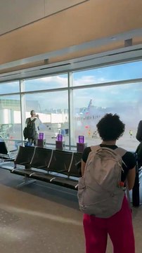 Des passagers quittent un avion par les ailes suite à un incendie