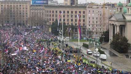 Decenas de miles protestan en Belgrado
