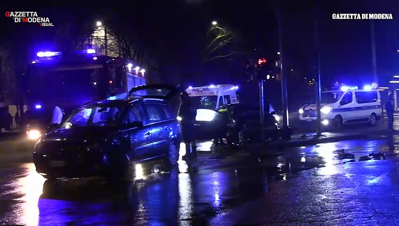 Incidente nella notte a Modena, un ferito nello scontro tra due auto