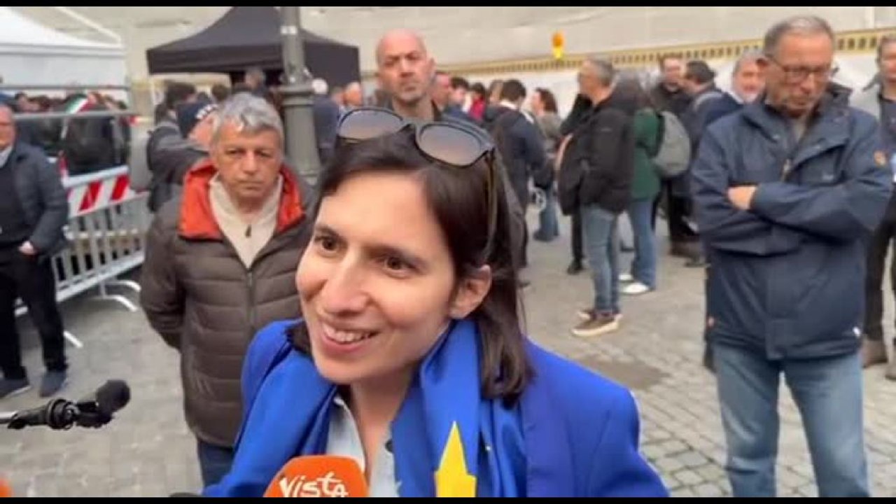 Schlein: "Basta veti, Pd in piazza per l'idea di un'Europa politica"