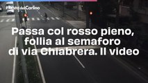 Passa col rosso pieno, follia al semaforo di via Chiabrera. Il video